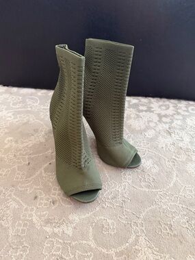 Steve Madden Olive Green Peep-Toe Knit Ankle Boots -size 8M